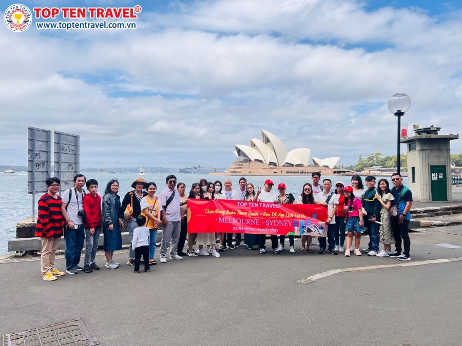 Đoàn khách nhà Top Ten Travel tham quan và khám phá nước Úc